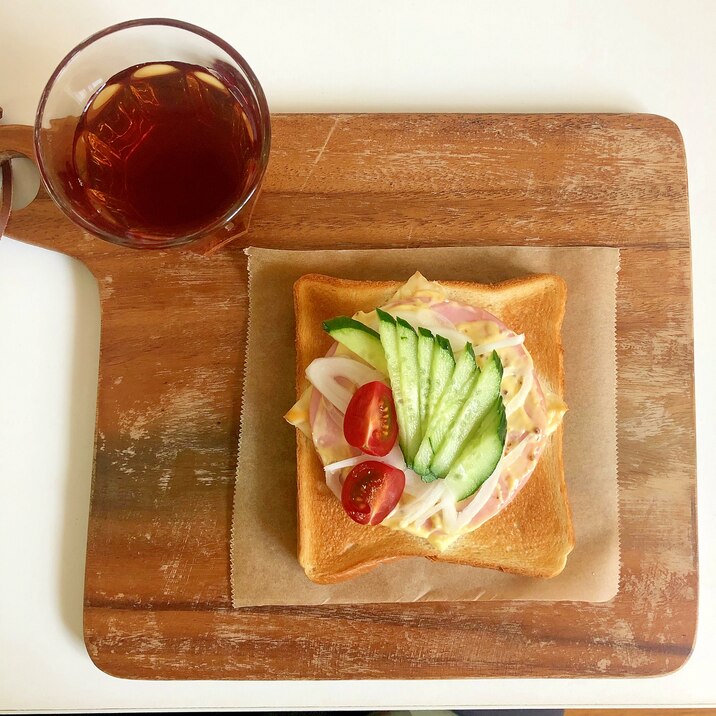 チーズとハムと生野菜のオープンサンド♪